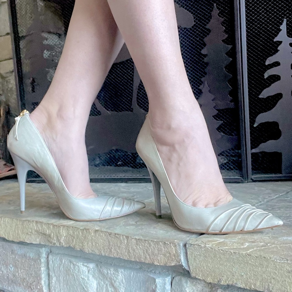 BOUTIQUE 9 QUINN, Leather Heels with Zipper, Cream/Light Grey - Sz. 8   EUC
